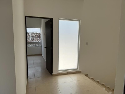 Se Vende Hermosa Casa En Real De Juriquilla, Jardín, 3 Recamars, Pasillo Lateral