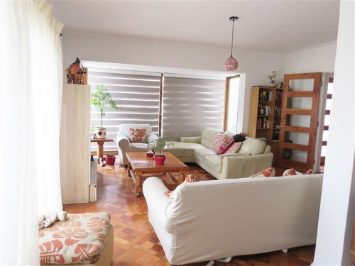 Casa En Venta De 5 Dorm. En Ñuñoa