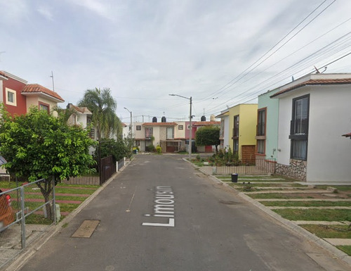 Sk01- Casa En Remate Bancario En C. Angus, Puerta Del Llano, Zapopan, Jal. (65% Debajo De Su Valor Comercial, Solo Recursos Propios)