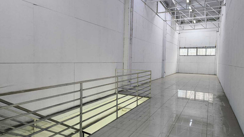 Amplio Y Centrico Local Comercial (77204)