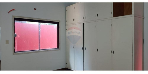 Vendo Casa En Pleno Centro De Encarnación: 6 Habitaciones Y 3 Baños.