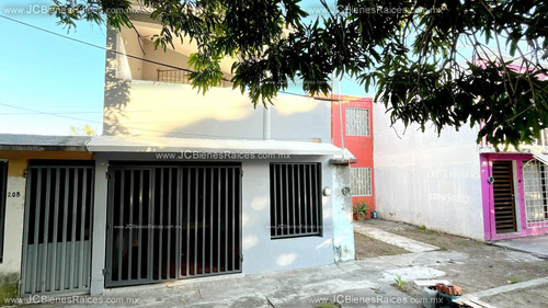 Casa En Venta Dos Niveles Col. Valente Díaz A 5 Minutos Del Aeropuerto.