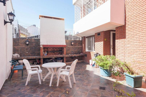 Casa 8 Ambientes En Venta En Parque Chacabuco Con Patio, Terraza Y Parrilla