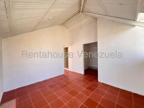 Jip 25-21613. Rentahouse Vende Casa Tipo Chalet De 321 Mts2 De Terreno Y 115.85 Mts2 De Construccion De 2 Hab Y 3 Baños. Urbanismo Cerrado Con Vigilancia Privada. En Urb Santa Rosalia Cagua