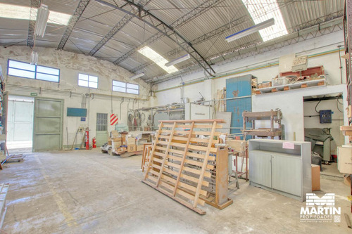 Galpón De 500m2 Con Tres Oficinas Y Vestuarios - Olivos
