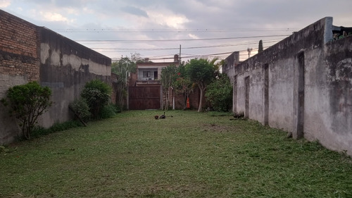 Terreno Con Agua Y Cluacas. Baño Y Espacio Techado Al Fondo