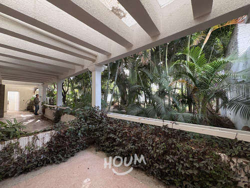 Casa En Colinas De San Javier, Guadalajara Con 7 Recámaras, 1305 M², Id: 151607