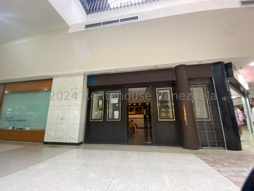 Local Comercial En Venta ,versatil, Adaptable  Con Mezzanina Y Baño, Alto Trafico Peatonal ,en El Mejor Centro Comercial De Caracas 24-14730gm