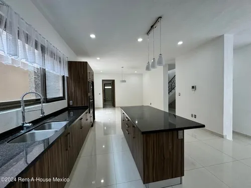 Renta - Vista Real. Casa, Cuarto De Servicio, 4 Recámaras, Alberca, Área De Tv