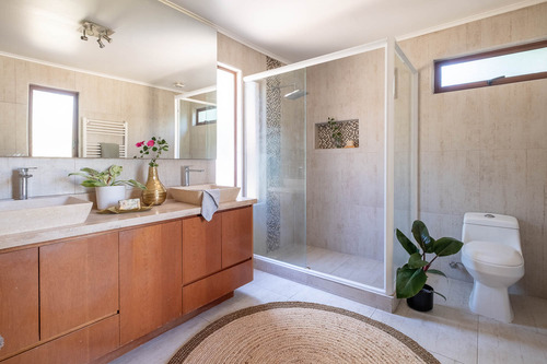 Vive Seguro En Chicureo: Casa Chilena En Condominio Central