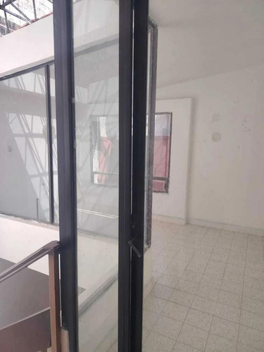Renta De Local Comercial En Av. Lago De Guadalupe, Con Departamento Incluido