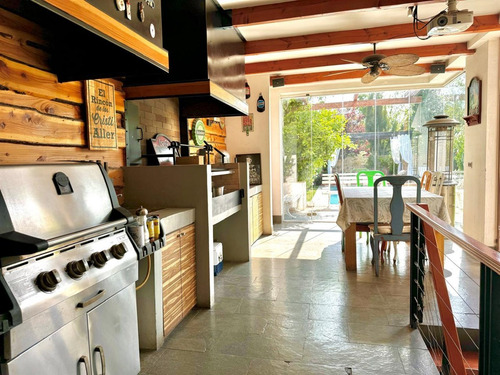 Casa En Venta Condominio De 5 Dorm Quincho. En Lo Barnechea