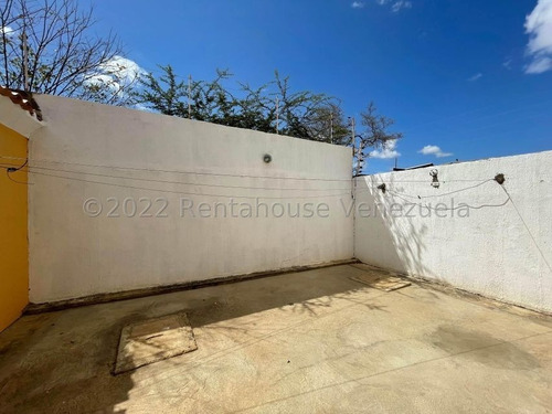 Imagen 9 de 10 de Si Buscas Alquiler Residencial Te Presentamos Esta Linda Y Espaciosa Casa. 04120656408 Mls-22-20736