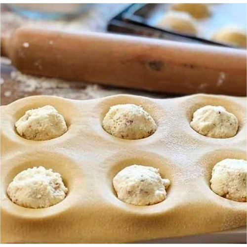 Imagen 2 de 5 de Molde Para Sorrentinos Pasta Con Palote Grupo Dos