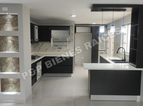 Hermosa Casa Por Estrenar Totalmente Independiente Y Para Entrega Inmediata, En El Valle De Los Chillos, A 5 Min. Del Colibrí, En La Urb. Banco De Fomento, Gestionamos Tu Crédito. Acabados De Lujo.