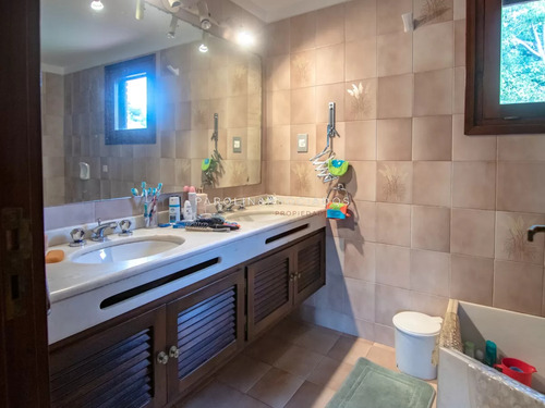 Casa De Gran Tamaño En Venta En Zona Del Golf, Punta Del Este.