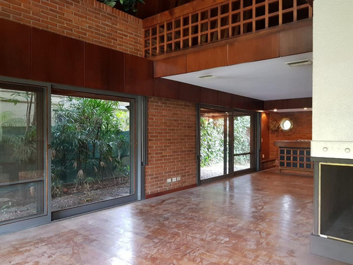 Casa 3 Dormitorios Con Playroom, En El Bajo De Beccar. Pileta.