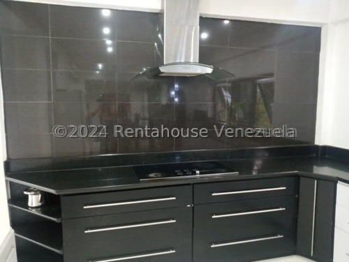 Hermosa Casa Con Estilo Moderno, De Dos Niveles, Cuenta Con Hall De Entrada, Sala De Estar, Tres Dormitorios Con Baños Y Vestier , Una Habitación Solo Con Baños, Un Medio Baños, Family Room