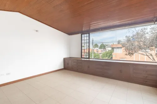 Casa En Venta En La Esmeralda. Cod V15539
