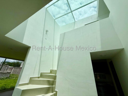 Venta. Santa Rosa Jauregui - Casa, Sala De Tv, 3 Recámaras, Cuarto De Servicio
