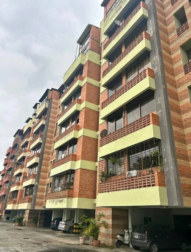 Frances Mijares Vende Apartamento Dúplex En Urb. Campo Alegre Res. Los Almendros, Valencia Con Vigilancia Privada Cod. 237134