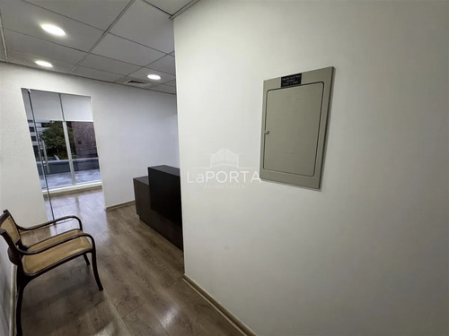 Exclusiva Oficina 70 M2 /pedro De Valdivia /sector Comercial