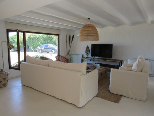Casa En Alquiler En Península.- Ref: 6075