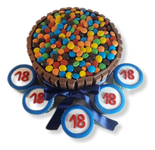 Torta Con Kit Kat Y Confites De Chocolate Con Cinta De Raso