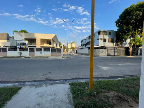 En Venta Casa A Remodelar En Zona Altamente Comercial, En Urbanización La Viña, Avenida Boyaca Cruce Con Sucre Frente Avenida Boyaca, Valencia Estado Carabobo - Venezuela / Emer.