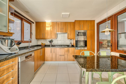 Casa En Venta De 3 Dorm. En Las Condes