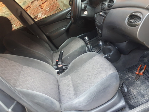 Imagem 10 de 15 de Ford Focus Hatch 1.8