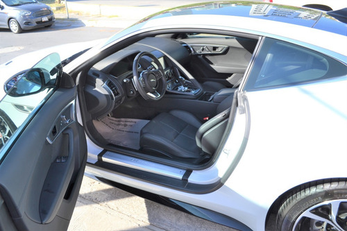 Imagen 8 de 10 de Jaguar F Type R Dynamic 300 Ps 2021
