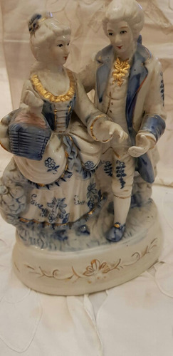 Figura De Porcelana Pintada En Azul Y Oro Pareja De Picnic