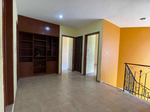 Casa De Dos Niveles En Venta En El Fracc. Virginia En Boca Del Río, Veracruzubicada En Uno De Los Fraccionamientos De Mayor Plusvalía En El Puerto De Veracruz, A 50m De La Ave. Juan Pablo Ii