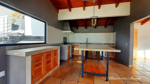 Excelente Oportunidad, Enorme Casa Con Preciosa Vista Al Lago!