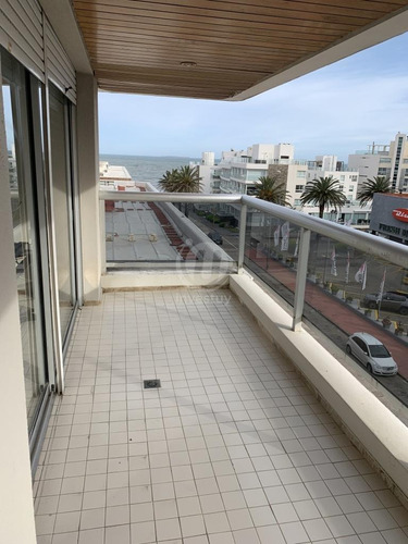 Venta De Apartamento Puerto De 3 Dormitorios Y Barbacoa Propia