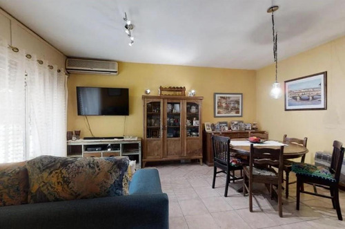 Casa De 4 Ambientes Con Garage Y Amplio Jardin En Muy Buena Ubicacion