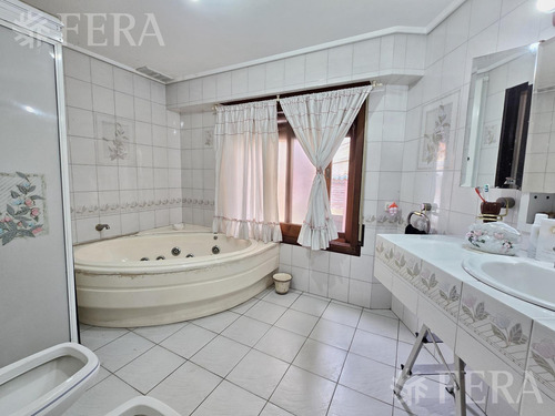 Venta Casa 5 Ambientes Con Cochera Y Jardín En Wilde