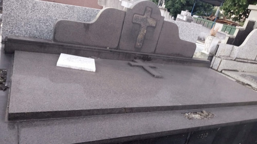 Jazigo Perpétuo No Cemitério De Inhaúma