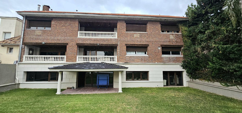 Imponente Residencia En El Corazón De Olivos.