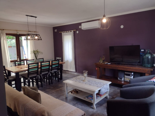 Casa Vacacional. Capacidad Para 12 Personas. Incluye Jardín, Pileta Y Quincho. Grandes Ventanales Con Hermosa Vista A Las Sierras.