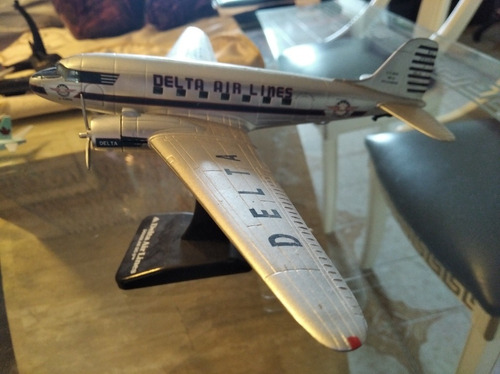 Avión Delta Air Lines Douglas Dc3 A Escala , Perfecto Estado