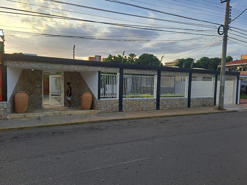 Hermosa Casa En Lecheria, Excelente Ubicacion Frente A La Plaza El Parque, Area De Esparcimiento Y Deportes, Facil Acceso, Cerca De Mercados, Playa, Colegio, Farmacias