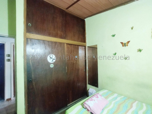 Amplia Casa En Venta Con Anexo Servicio De Internet Excelente Precio Los Samanes Maracay Estef 23-21298