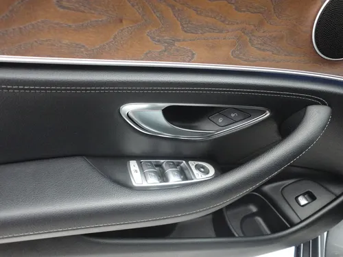 Mercedes-Benz E200 AVANTGARDE