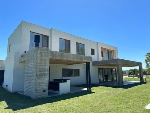 Casa En Venta - 4 Dormitorios 5 Baños - Cocheras - 387mts2 - El Milord, Pilar