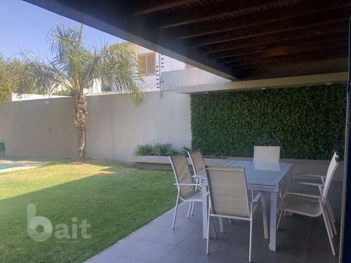 Imagen 15 de 29 de Venta Casa En El Cerro De Las Rosas, Moderna, Impecable De 3 Dormitorios Con Pileta Climatizada Y Calefacción Central.