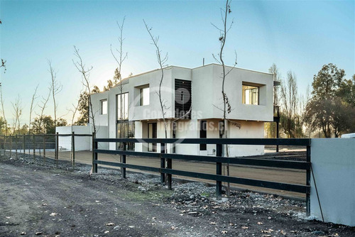 Casa En Venta De 6 Dorm. En Colina