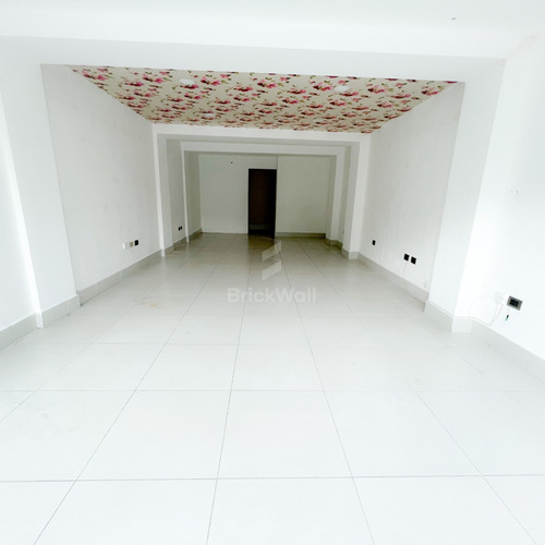 Local Comercial De Alquiler En Los Jardines Metropolitanos