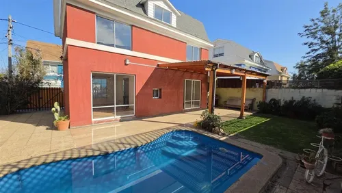 Amplia Y Hermosa Casa En Condominio De 5d / 3b. En Peñalolén